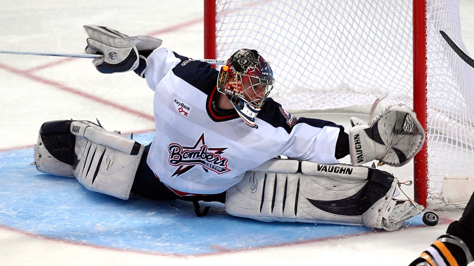 开云注册-2017年西部半决赛：在“火箭之夜”中，库里连续投中数个超远三分，帮助勇士大比分领先